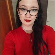 Profesora de inglés imparte clase a niños de primaria